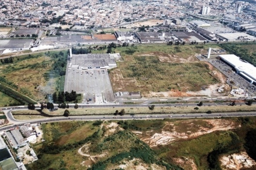 Projeto Global Shopping. Vista aérea da área do projeto. À direita tem-se o Auto Shopping, única etapa do projeto implantado até então [Acervo da autora, 2003]