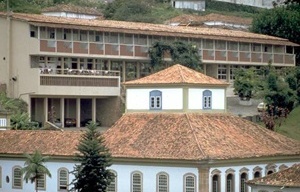 Casa do Conto, com Grande Hotel ao fundo, Ouro Preto<br />Foto Paul Meurs 