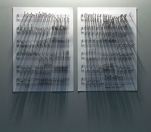 Noturno. Papel pentagramado e pregos sobre parede, 30 x 40 x 3 cm, Jorge Macchi, 2004 [website do artista]