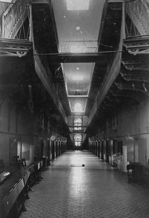Imagem do corredor da antiga Casa de Detenção do Recife, projeto de Mamede Ferreira de 1850 baseado em princípios do panoptismo [Museu da Cidade do Recife]