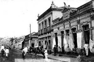 Figura 05 - Largo do Theatro. Década de 1910, loja de tecidos de imigrantes árabes, na rua Major Prado, uma das duas que compõem o eixo estrutural da cidade [Arquivo Ivan Claudio Domingues dos Santos]