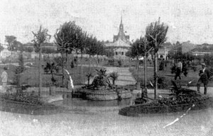 Figura 06 - Praça da República. Antigo Largo do Theatro, com a nova praça recém inaugurada em 1915. No fundo ao alto, vê-se a nova Igreja Matriz, concluída em 1906 [Arquivo Ivan Claudio Domingues dos Santos]