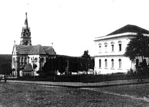 Figura 08 - A Casa de Câmara e Cadeia, e a Igreja Matriz. Vistas posteriores tomadas da rua Major Prado. Uma trama complexa [Arquivo Ivan Claudio Domingues dos Santos]