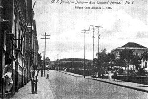 Figura 11 - Rua Edgard Ferraz. Vendo-se a Câmara em escorço, e o pórtico da Estação ferroviária ao fundo [Arquivo Ivan Claudio Domingues dos Santos]
