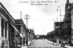 Figura 12 - Rua Edgard Ferraz. Vendo-se a Igreja Matriz em escorço, e a Estação Ferroviária ao fundo [Arquivo Ivan Claudio Domingues dos Santos]