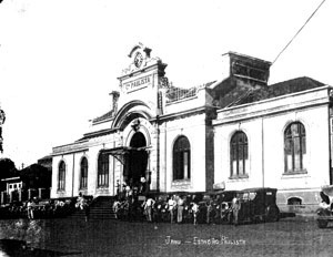 Figura 24 - Estação Ferroviária de Jahu. Uma grande porta e um grande relógio, culminando o eixo ascendente de organização do espaço urbano. [Arquivo Ivan Claudio Domingues dos Santos]