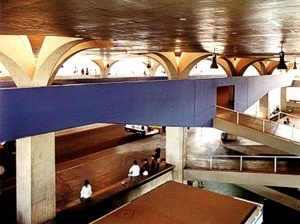 Figura 30 - Rodoviária de Jahu. Vista do vão livre central, com a rampa azul, elemento de contraste [KAMITA, João Masao. Op. cit.]
