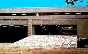 Figura 32 - Rodoviária de Jahu. Acesso lateral pela praça onde se insere o edifício. Uma rampa unifica os espaços interno e externo [Arquivo do autor]