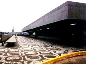 Figura 33 - Rodoviária de Jahu. As plataformas de embarque e desembarque para ônibus, a antiga gare da estação ferroviária [Arquivo do autor]