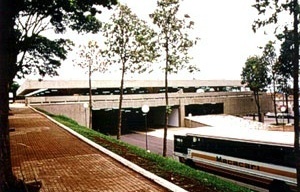 Rodoviária de Jahu. Vista lateral tomada da parte alta da cidade. Os níveis, os acessos, a cobertura [Arquivo do autor]