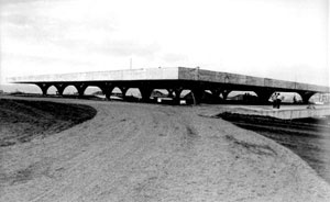 Figura 36 - Rodoviária de Jahu. Vista da parte alta da cidade, durante a construção, a grande cobertura [Arquivo Júlio Artigas]