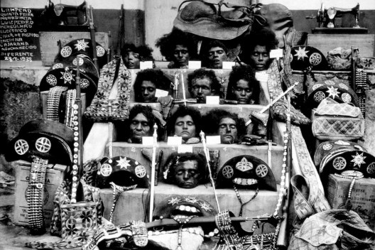 As cabeças dos cangaceiros, Piranhas, Alagoas, 1938. Lampião está no primeiro degrau, Maria Bonita, no segundo, ao centro<br />Foto divulgação 