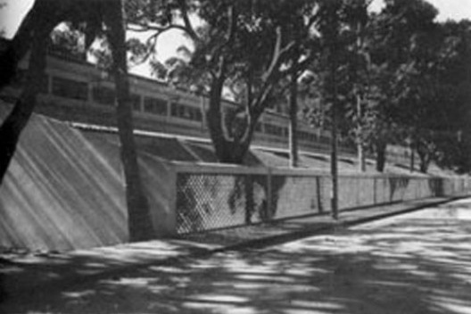 Conjunto residencial de Paquetá, fachada posterior, Ilha de Paquetá, Rio de Janeiro, 1947-52 [Habitat nº 104, out./nov. 1962, p. 61]