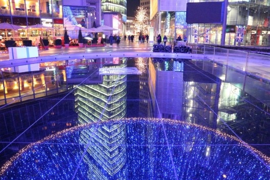 Reflexo da cobertura do Sony Centre, Potsdamer Platz, Berlim<br />Foto Lawrence.jesterton  [Wikimedia Commons]