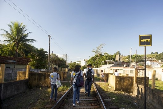Caminhada pela linha férrea por parte do grupo de trabalho Urbanismomg, em trecho de travessia de pedestres<br />Foto Fábio Lima 