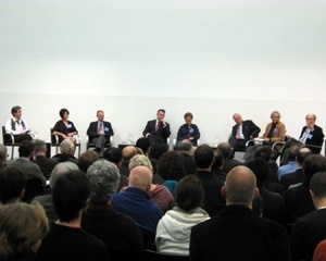 Mesa de abertura da esquerda para a direita: Nancy Krieger, Toshiko Mori, Donald Swearer, Ed Glaeser, Lizabeth Cohen, Richard Forman, Lawrence Buell e Alex Krieger<br />Foto da autora 