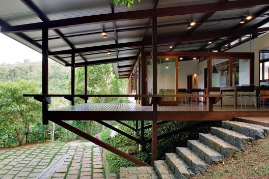Casa na Praia Brava, Ubatuba SP, 2007. Dal Pian Arquitetos. Projeto construído com madeira certificada.<br />Foto Nelson Kon 