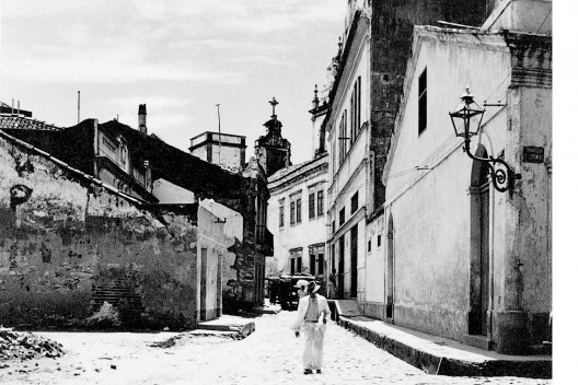 Rua do Fogo, travessa do Livramento e fundos da Igreja de Nossa Senhora do Rosário dos Homens Pretos, Recife PE, 1940<br />Foto Benicio Whatley Dias  [Fundaj, ME]