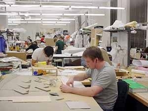 Alunos de Zeuler Lima em ateliê, desenvolvendo projeto para um pavilhão para o Forest Park, em Saint-Louis
