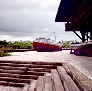 Margem do parque Mangal das Garças e varanda do restaurante; aningal e embarcações, típicas da região, como parte do paisagismo do espaço. <br />Foto do autor, jan. 2007 