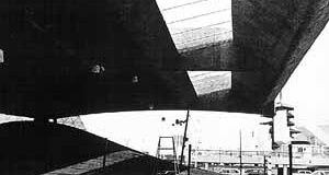 Pavilhão brasileiro e entorno [MONTANER, Josep Ma. Mendes da Rocha. Lisboa, Blau, 1996. p. 32]