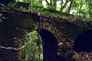 Ruinas del antiguo cafetal franco haitiano La Florida, detalle de arcada que sostiene el acueducto industrial, integración al entorno, alto valor arqueológico