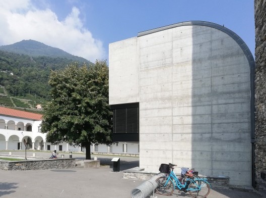 Convento de freiras agostinianas em Monte Carasso, Suíça, 1981-1984. Intervenção do arquiteto Luigi Snozzi<br />Foto Flautor  [Wikimedia Commons]