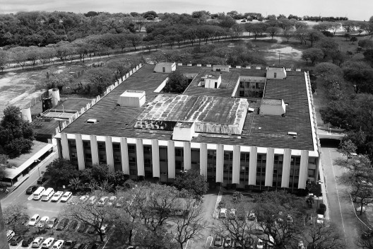 Câmara de Vereadores de Porto Alegre, Cláudio Araújo e Cláudia Obino Correa, 1975, Porto Alegre RS<br />Foto divulgação  [Acervo FAM]