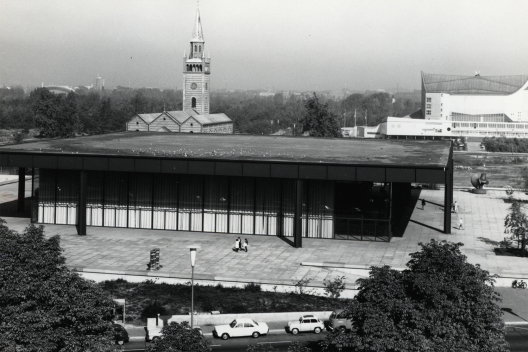 As cortinas da Neue Nationalgalerie, projetada por Mies como parte indissociável do edifício<br />Foto/photo Günther Metzner, 1968  [Landesarchiv Berlin]