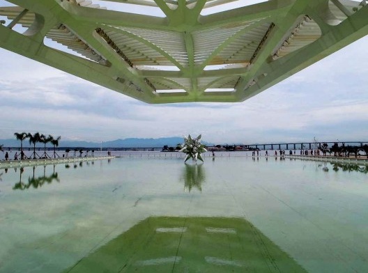 Museu do Amanhã, espelho d’água no fundo do museu, Rio de Janeiro. Arquiteto Santiago Calatrava<br />Foto Paulo Afonso Rheingantz 