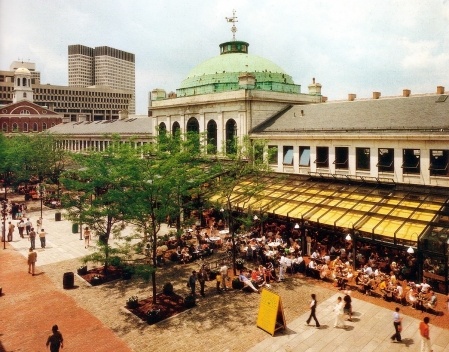 Figura 13 – Em Boston, entre o centro cívico e o waterfront, o conjunto histórico do Quincy Market e Faneuil Hall foi reciclado em centro comercial e gastronômico. Arquiteto Benjamin Thompson [In Process # 89, 1990]