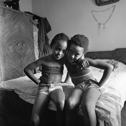 Duas irmãs abraçadas, São Paulo SP, 1975<br />Foto Cristiano Mascaro 