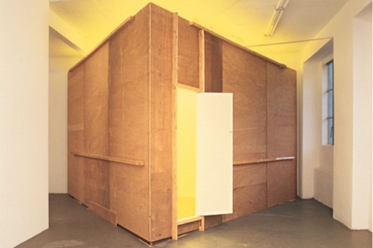 Bruce Nauman, Yellow Room (Triangular), Tábuas e luz amarela, 1973, 5,48x3,04 (Vista da instalação original na galeria Konrad Fischer, Dusseldorf, 4 de Fevereiro – 6 de Março de 1974) [HUCHET, S. Intenções Espaciais. P. 225.]
