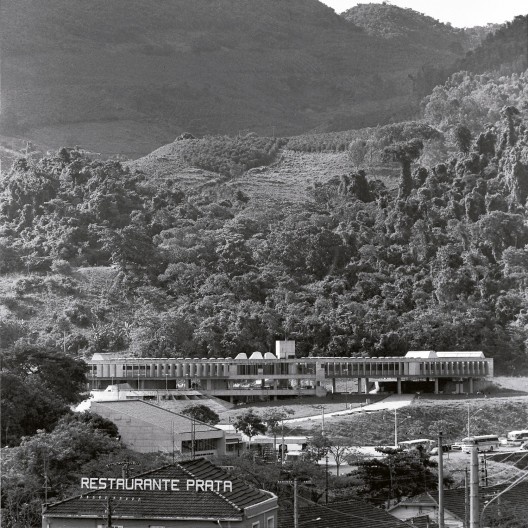 Balneário de Águas da Prata, vista do conjunto, 1970-1974. Arquitetos João Walter Toscano, Odiléa Setti Toscano, Massayoshi Kamimura<br />Foto Cristiano Mascaro 