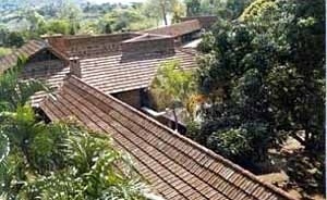 Vista de las cubiertas inclinadas de las extensas galerías de la Estación experimental para la repoblación forestal de la Sierra Maestra