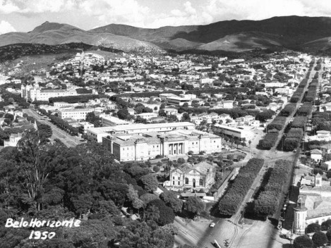 Fotografia dos anos de 1950 com o Pico Belo Horizonte na Serra do Curral ao fundo [Coleção José Góes, APM, 1950]