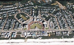 Fig. 03: A orla marítima, a faixa urbanizada , a área central ainda incompleta, o Lyceum à esquerda, acima do Centro. Logo acima do Centro, no sentido norte-sul fica o Ruskin Place. Acima, à direita fica a principal área esportiva de Seaside [Google Earth 04/12/2008]