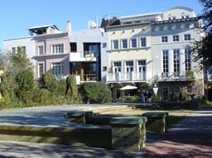 Fig. 08: Ruskin Place. Fileira de edificações geminadas, de uso misto. Observar a largura dos lotes e a expressão própria de cada edificação. Controle urbanístico feito pelo alinhamento e gabarito das edificações [DPZ. Images Library. Courtesy of Duany Plater-Zyberk Co]