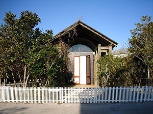Fig. 10: Exemplo de residência do tipo cottage. Este é um tipo térreo, construção simples. Há exemplos, escalonados ou com dois pavimentos e construção mais elaborada em madeira [DPZ, Images Library. Courtesy of Duany Plater- Zyberk Co]
