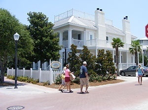 Fig. 11: Construção projetada para ser uma pousada, mantendo o padrão das residencias de Seaside. Pousada Inn By The Sea, de Vera Bradley. Observar as pessoas aproveitando o clima da estação de verão [Arquiteto A.. Macedo - arquivo, foto 03.07.2009]