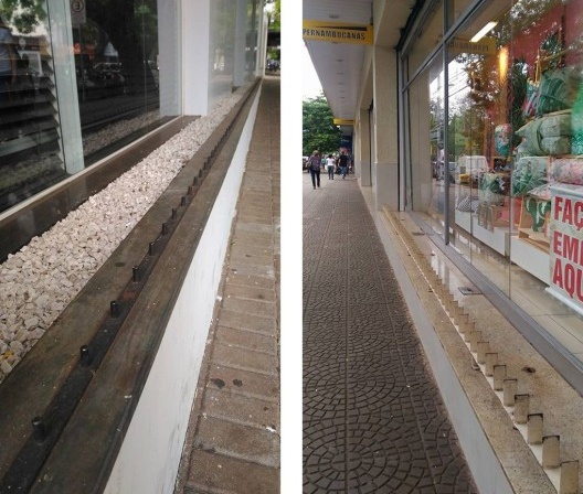 À esquerda, espinhos metálicos instalados em mureta; à direita, estrutura metálica instalada em vitrine, Maringá PR<br />Foto Vinícius de Moraes Ribeiro 