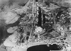 Expo 22 na Esplanada do Castelo. À esquerda se vê o aterro em construção e, na lateral direita, em posição central, o pequeno pavilhão.jpg