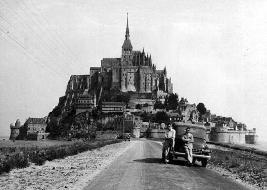 Estrada ante el Mont Saint Michel  [Colección familia Estrada]
