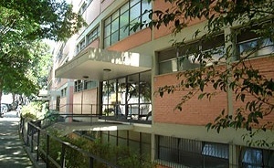 Detalhe de uma das passarelas de acesso às portarias do Conjunto Gregório Serrão, Arquiteto Salvador Candia<br />Foto Eunice Helena Abascal 