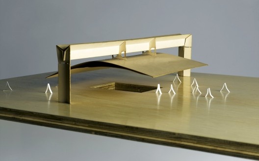 Renovação urbana da "Praça do Patriarca", São Paulo, SP, Brasil, projeto realizado, 1992-2002. Maquete. Cartolina, balsa e acrílico, 15x80x55 cm