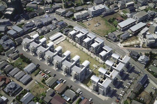 Conjunto habitacional Hotakubo, Kumamoto, Japão, 1991. Arquiteto Riken Yamamoto<br />Foto cortesia Shinkenchiku Sha  [Pritzker Prize]