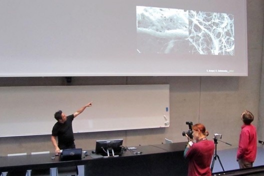 Sergio Araya apresenta uma imagem do biomaterial em desenvolvimento<br />foto Gabriela Celani 