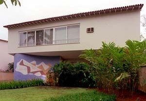 Residência José Peixoto, fachada principal, 1948. Arquiteto Edgar Guimarães do Valle<br />Foto Pedro Lobo  [IPHAN-BH]
