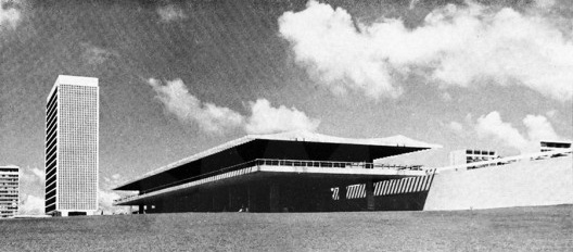 Edifício Touring, Brasília DF, arquiteto Oscar Niemeyer<br />Foto divulgação  [revista Acrópole]