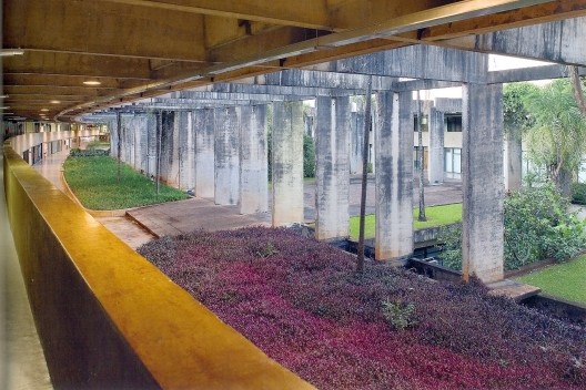 ICC – Minhocão, UnB, Brasília, 1963-71. Arq. Oscar Niemeyer<br />Foto Leonardo Finotti  [ANELLI, Renato. "Architettura contemporanea: Brasile", p. 43]